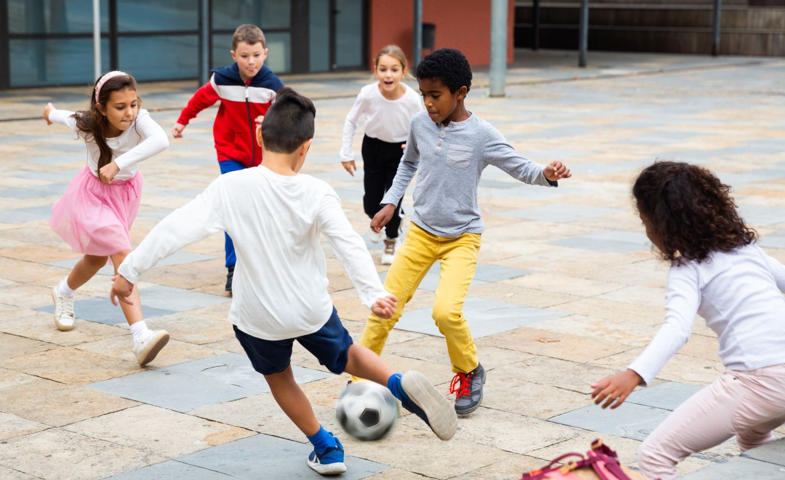 playing soccer kids sportivate evenementen
